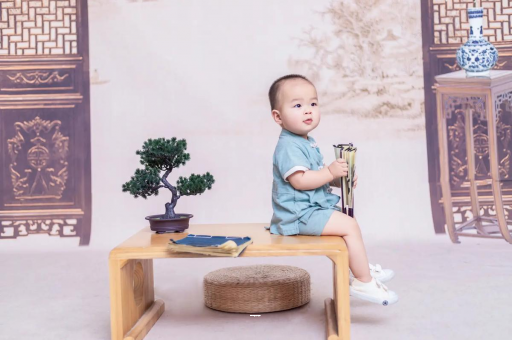 迁安市宝宝边吃奶边挣扎烦躁